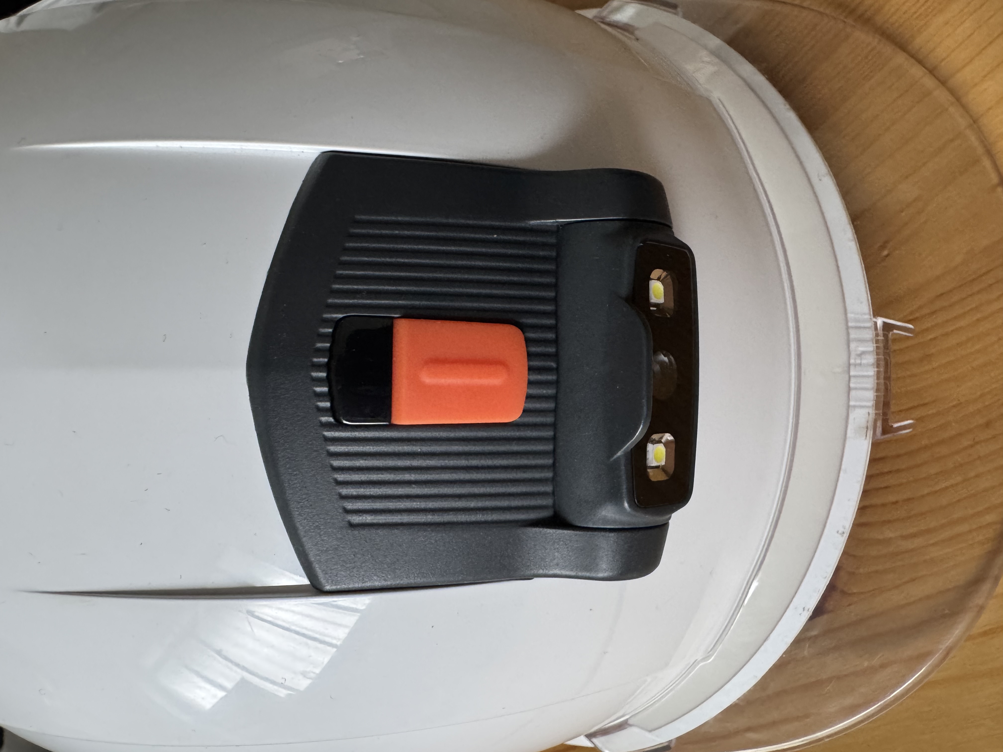 AIヘルメットの電源ボタンとLEDライト部の接写