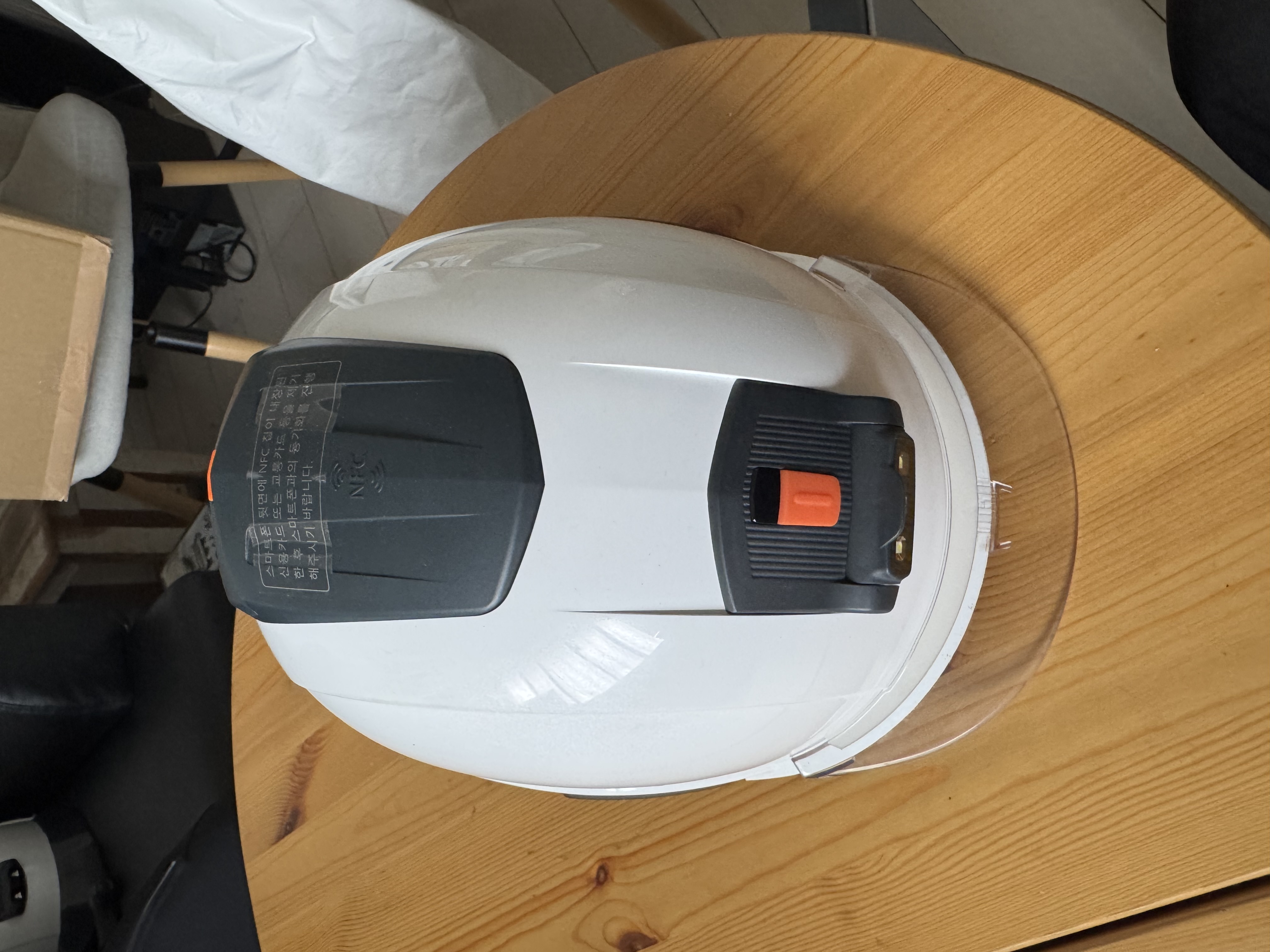 AIヘルメット本体正面。NFCモジュールと透明バイザーが確認できる